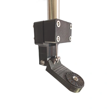 19531-angler-adjusting-sonar-angle-with-perspe-eb6669-1-3.webp.webp